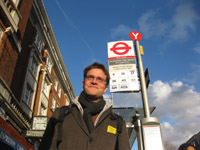Bodo am Busstop in London